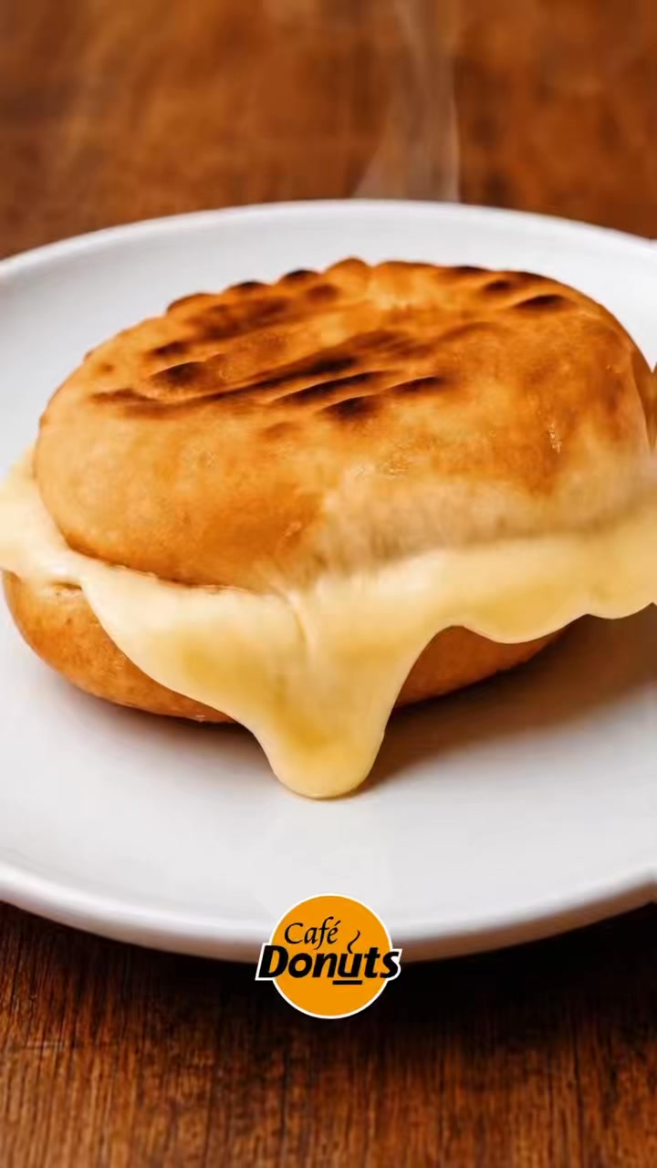 🧀✨ Crocante por fora, MUITO recheado por dentro!  O Donutwiche é nosso donut na versão s...
